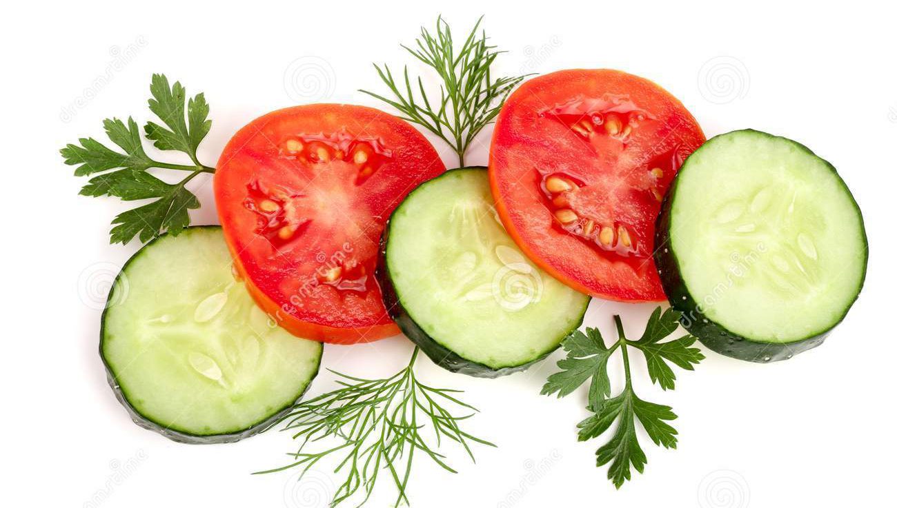 Teler in komkommers en tomaat
